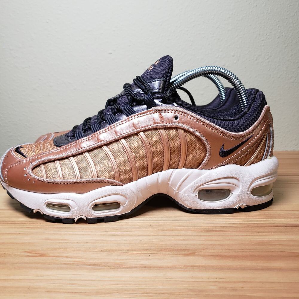 Nike Women's 8.5 Tailwind 4 Athletic‎ Sneaker Metallic Rose Gold Copper Sporty